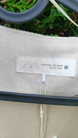 Gabardina/Chaqueta Zara troquelada beige