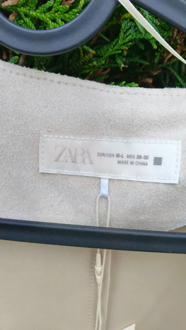 Gabardina/Chaqueta Zara troquelada beige