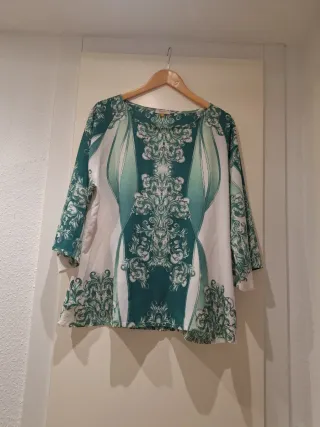 Blusa verde y blanca con estampado