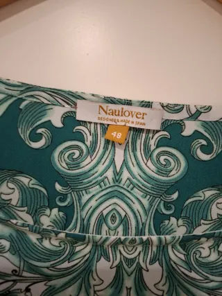 Blusa verde y blanca con estampado