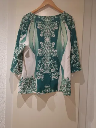 Blusa verde y blanca con estampado