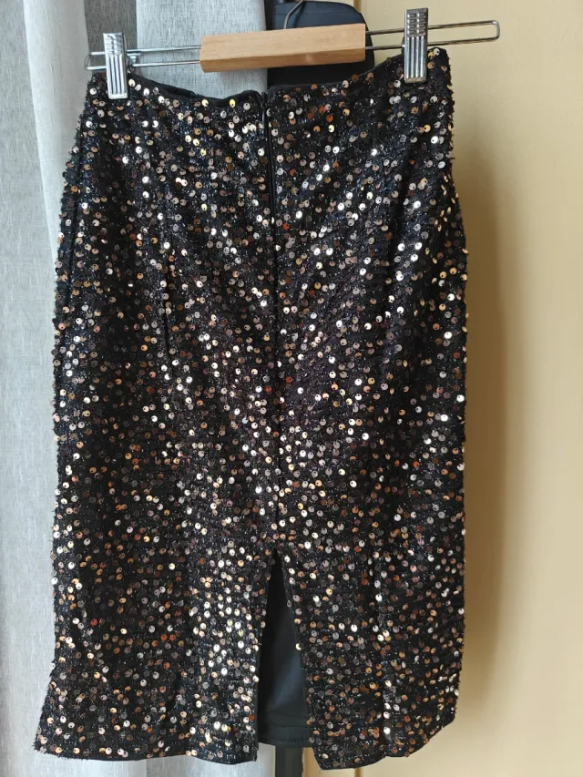 Falda MIDI lentejuelas con doradas. Sin estrenar