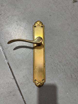 Manillas de puerta doradas