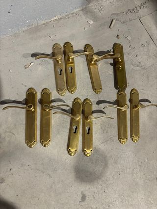 Manillas de puerta doradas