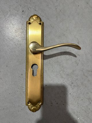 Manillas de puerta doradas