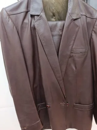 Traje de chaqueta de cuero marrón