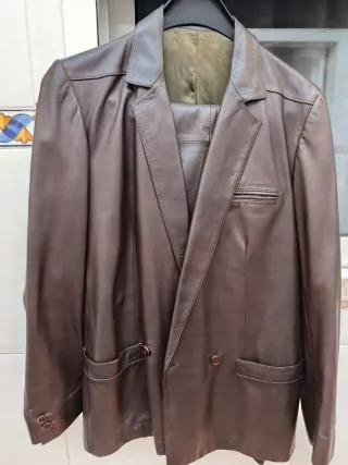 Traje de chaqueta de cuero marrón