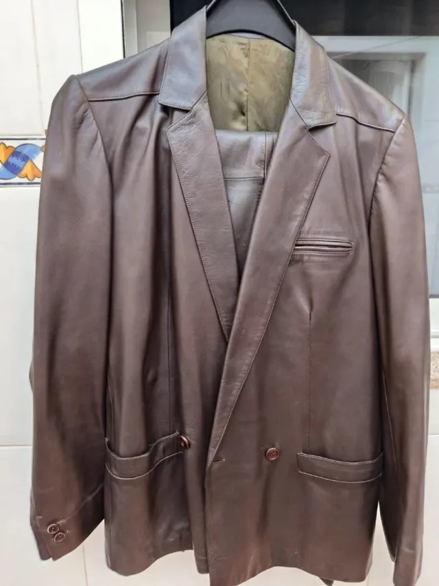 Traje de chaqueta de cuero marrón