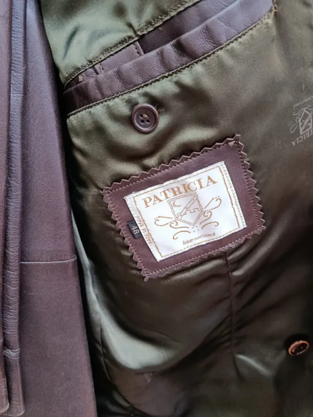 Traje de chaqueta de cuero marrón