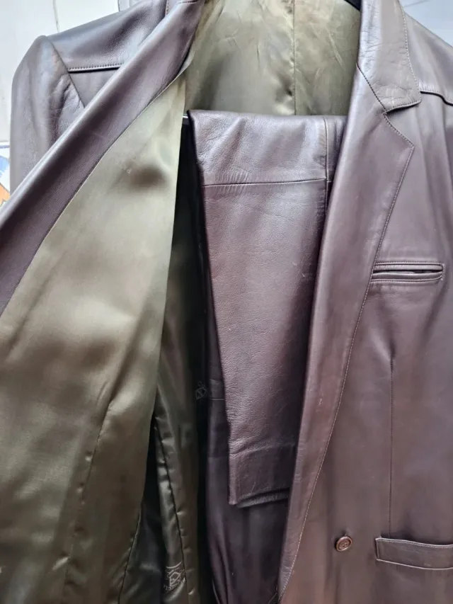 Traje de chaqueta de cuero marrón