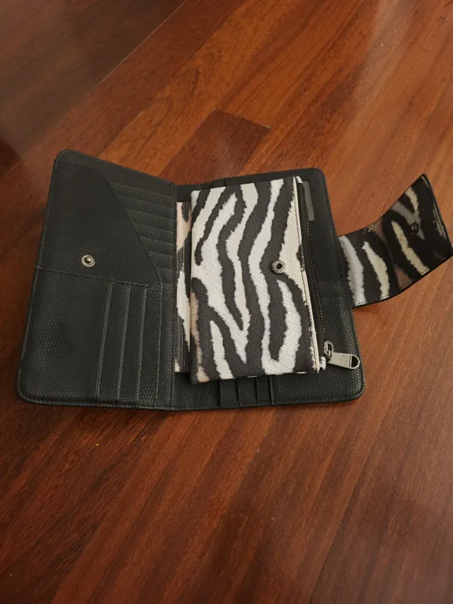 Bolso y cartera estampado cebra PARFOIS