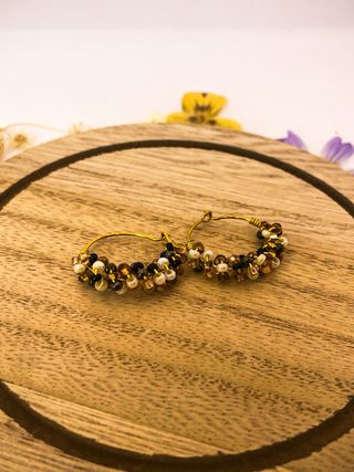 Aros dorados con abalorios negros