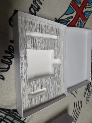 Scatola Yves Saint Laurent vuota