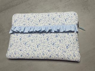 Funda portátil floral azul y blanco