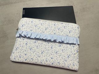 Funda portátil floral azul y blanco