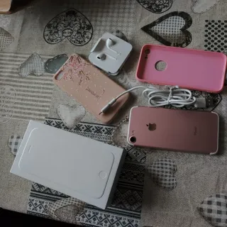 iPhone 7 Blanco y Rosa con Accesorios
