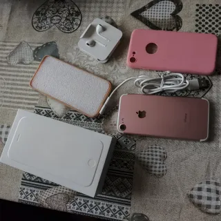 iPhone 7 Blanco y Rosa con Accesorios