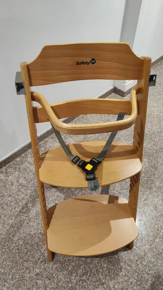 Trona de madera con arnés de seguridad