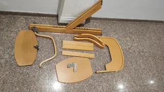 Trona de madera con arnés de seguridad