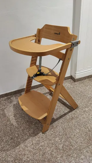 Trona de madera con arnés de seguridad