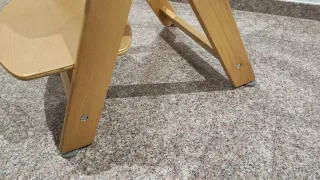Trona de madera con arnés de seguridad