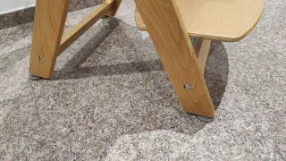 Trona de madera con arnés de seguridad