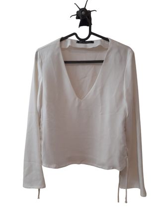 Blusa blanca con cordón lateral