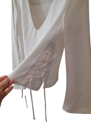 Blusa blanca con cordón lateral