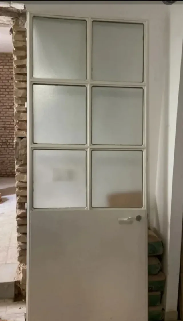 PUERTA DE HIERRO CON CRISTALES TRANSLUCIDOS