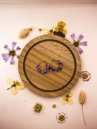 Pendientes Aro Dorado Abalorios Rosas y Morados