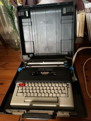 Máquina escribir Oliveti con Maletín Antiguo