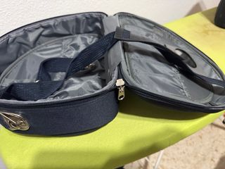 Neceser de viaje negro con detalles plateados