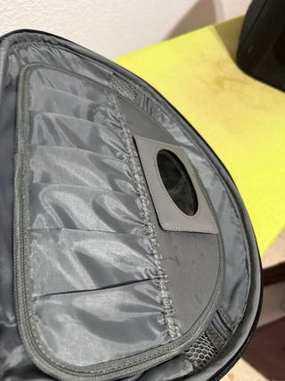 Neceser de viaje negro con detalles plateados