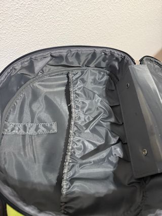 Neceser de viaje negro con detalles plateados