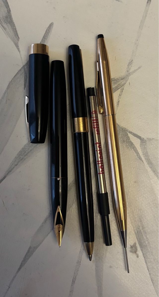 Lote Plumas y Bolígrafos Negros y Dorados