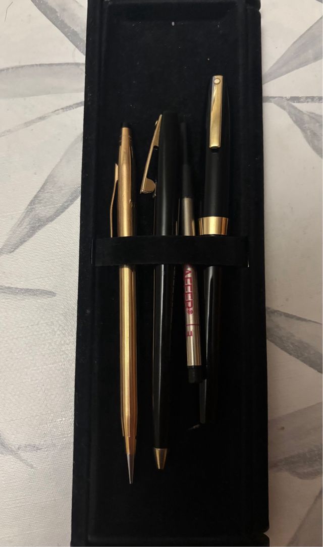 Lote Plumas y Bolígrafos Negros y Dorados