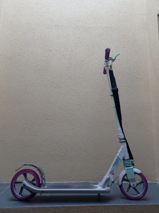 Patinete blanco con ruedas moradas