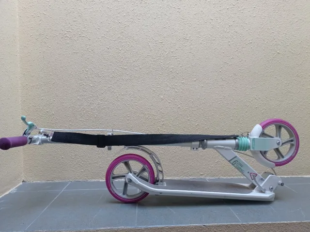 Patinete blanco con ruedas moradas