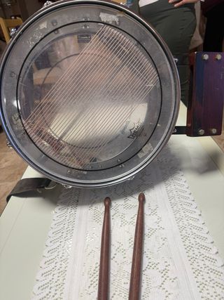 Tambor Redoblante HONSUY con baquetas.