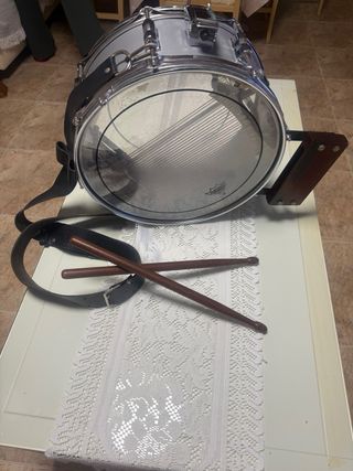 Tambor Redoblante HONSUY con baquetas.