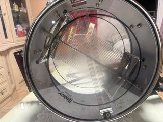 Tambor Redoblante HONSUY con baquetas.