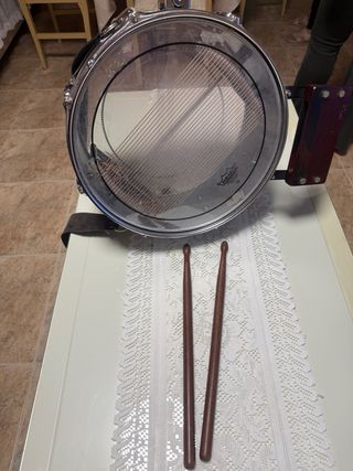 Tambor Redoblante HONSUY con baquetas.