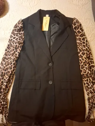 Blazer negro con mangas estampado animal