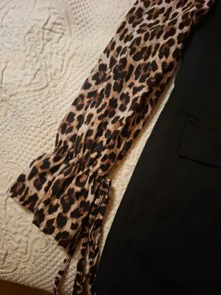 Blazer negro con mangas estampado animal