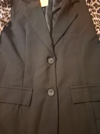 Blazer negro con mangas estampado animal