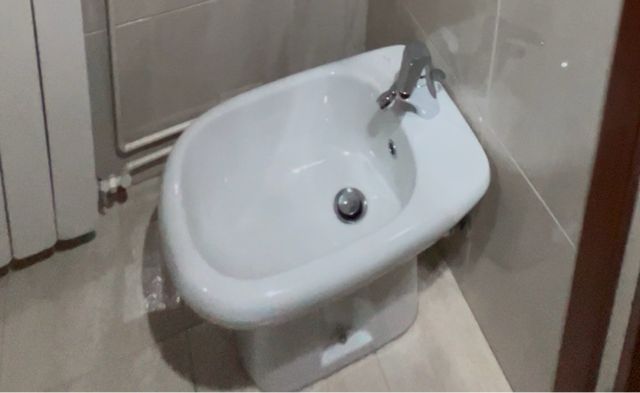 Inodoro y bidé de porcelana