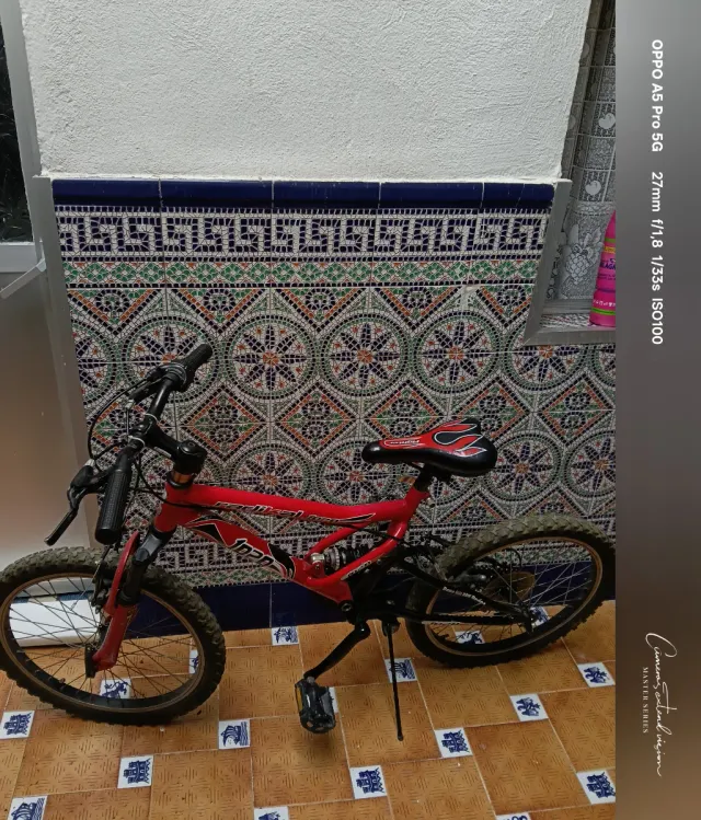 Bicicleta roja de montaña