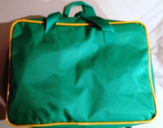 Maletín verde con borde amarillo