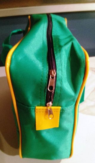 Maletín verde con borde amarillo