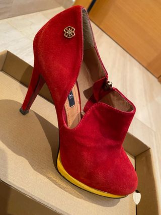 Zapatos tacón rojos ante con detalle dorado